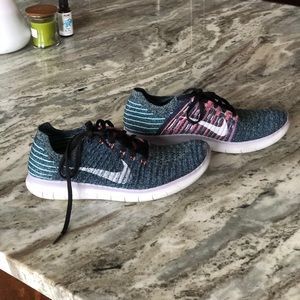 Nike Tennis Shoes! Fly knit